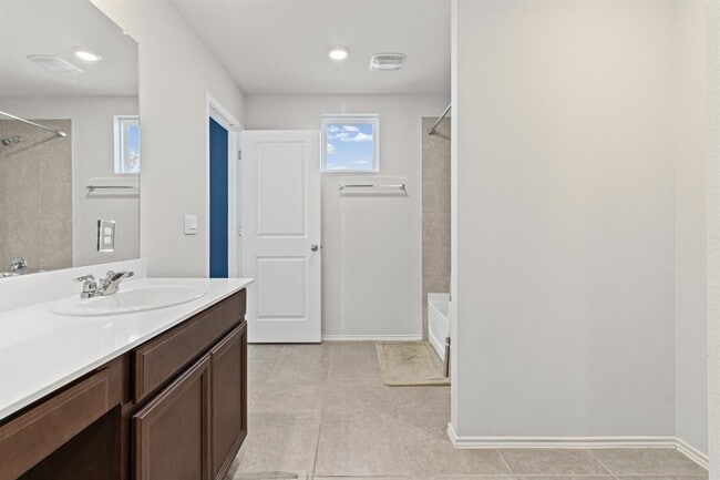 Building Photo - 7116 Silver Star Ln