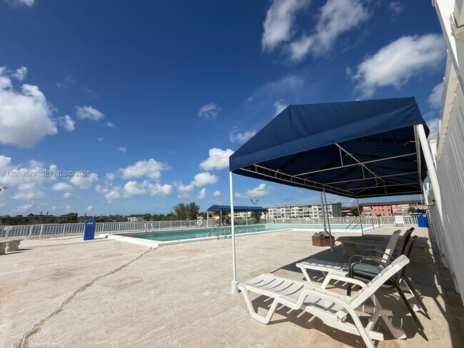 Building Photo - 1351 NE Miami Gardens Dr