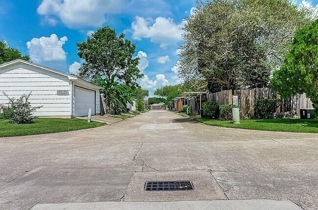 Building Photo - 13159 High Star Dr