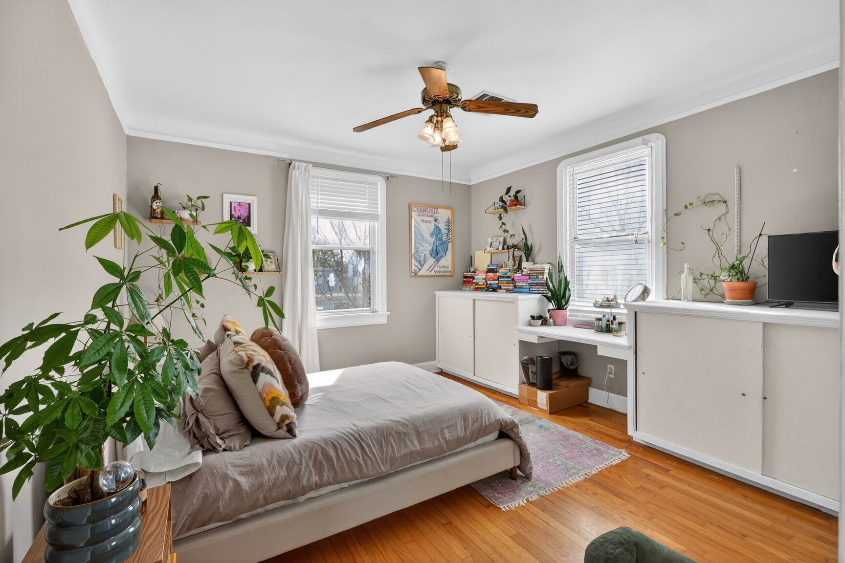 Bedroom 2 with built in desk - 5412 York St