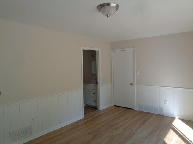 Building Photo - 1700 Oxford Dr