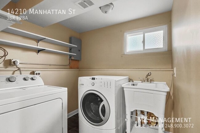 Building Photo - 14210 Manhattan St