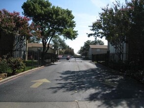 Building Photo - 10650 Steppington Dr