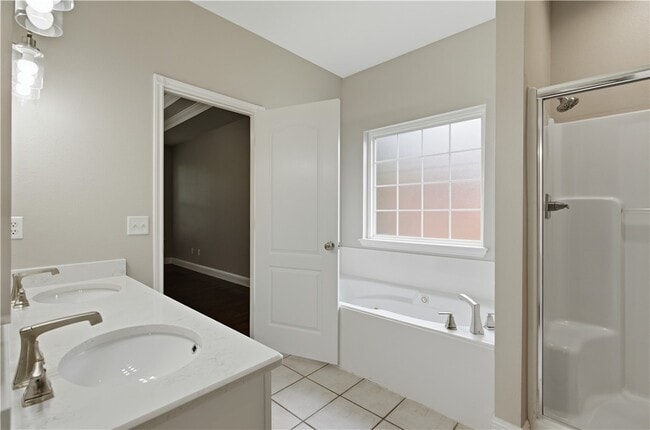 Building Photo - 305 NW Palomino St
