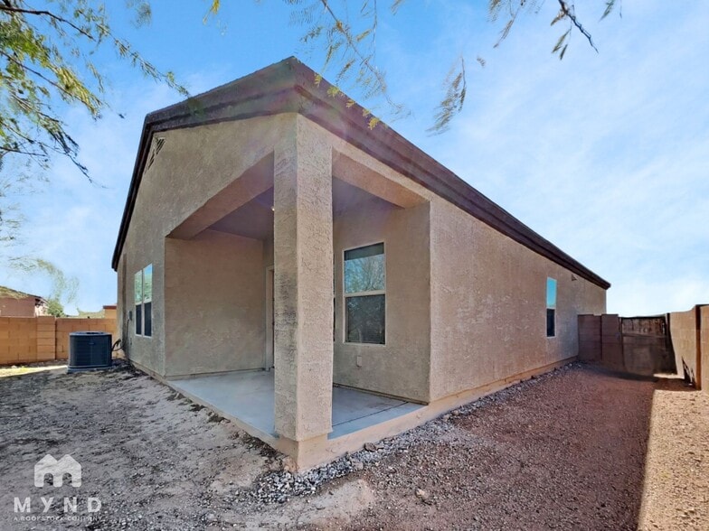 Building Photo - 2549 Calle Palta