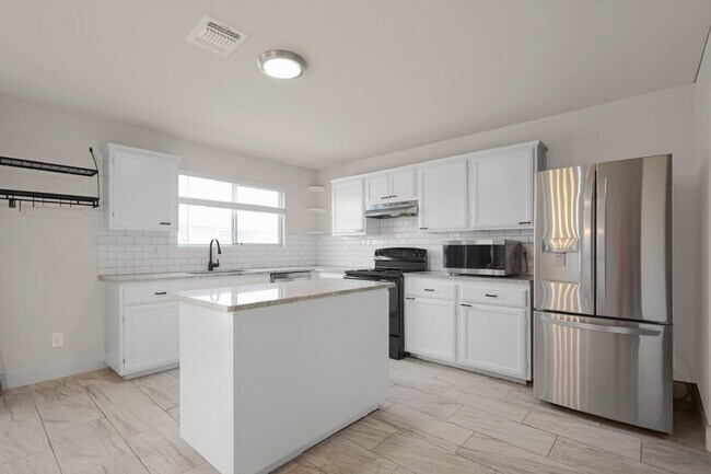 Building Photo - Spacious 4-bedroom, 2.5-bath home with 2,3...