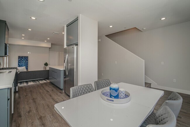 Building Photo - 4532 St Charles Pl
