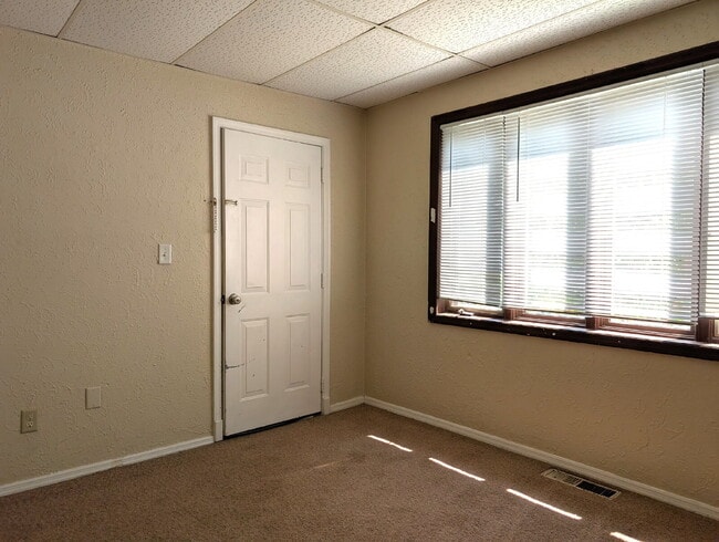 Building Photo - 2 Bedroom Lower Duplex In Green Bay