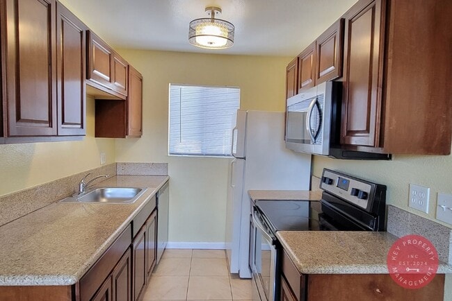 Building Photo - Centrally Located 2 Bed 1 Bath, Normal Hei...