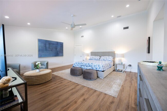 Building Photo - 7125 Los Pinos Blvd