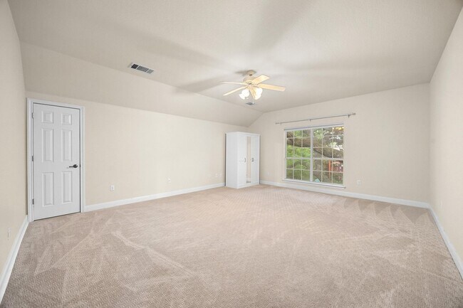 Building Photo - 7 Bed Home for August!