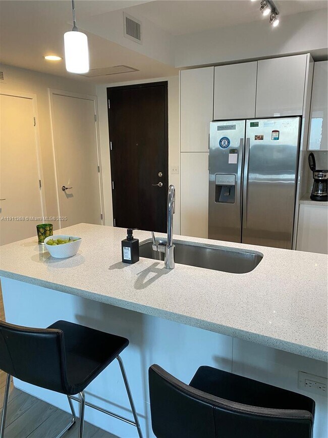 Building Photo - 999 SW 1st Ave