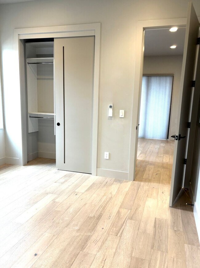 Building Photo - One bedroom apartment on Bend's SW side. End Unit