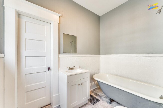 Building Photo - 305 N Pennsylvania Ave