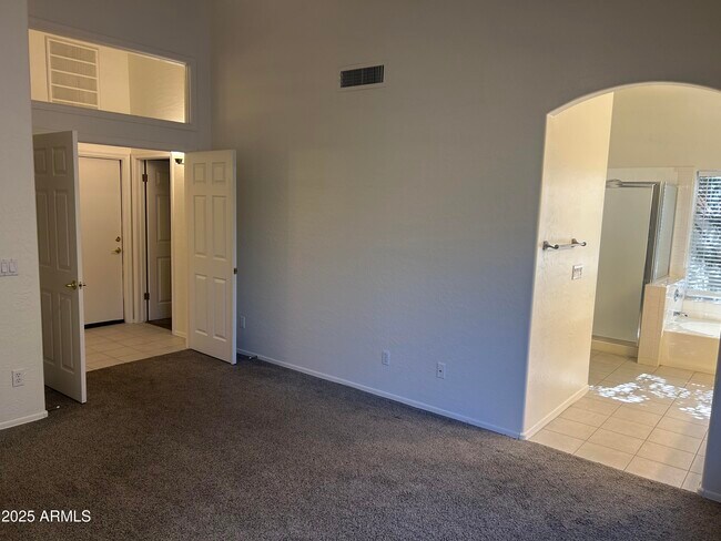 Building Photo - 1322 E Briarwood Terrace