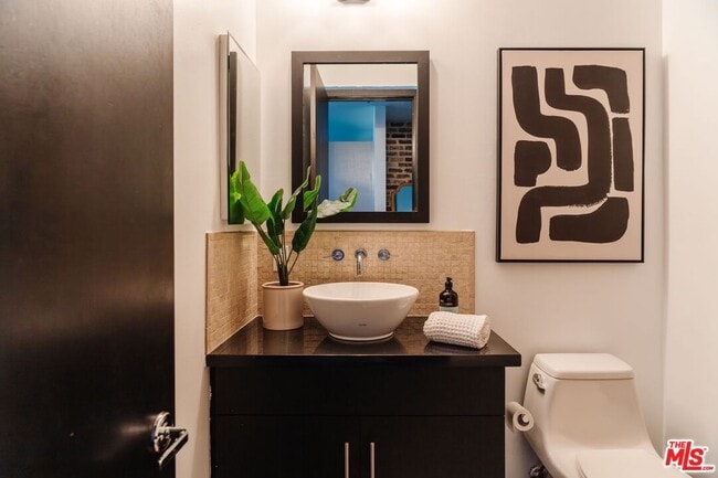 Building Photo - 655 S Hope St