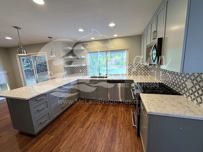 Building Photo - 4 bd with SOLAR  and AC with huge yard!