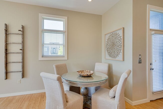 Building Photo - Stunning unfurnished 3BR/2.5BA Condo in Prime Belmont/Vanderbilt Location!