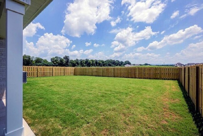 Building Photo - Fenced yard, great location