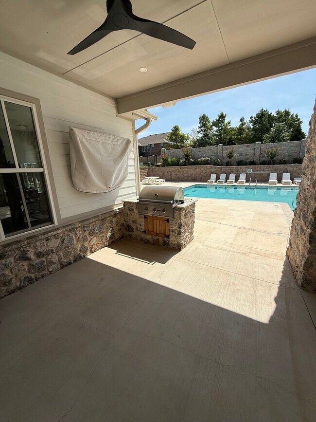 Building Photo - Fall special! flexible terms and easy move in!! 3 bed 2 bath 2 car in bungalow Heights, beautiful...