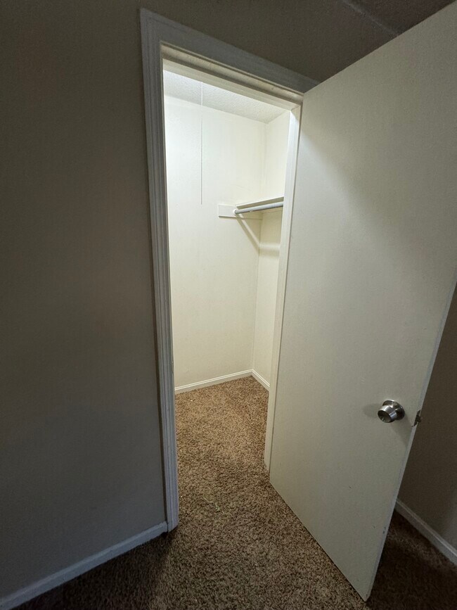 Building Photo - 3000 Mona Dr