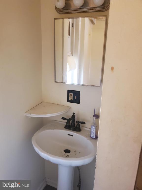 Building Photo - 437 S Burhans Blvd