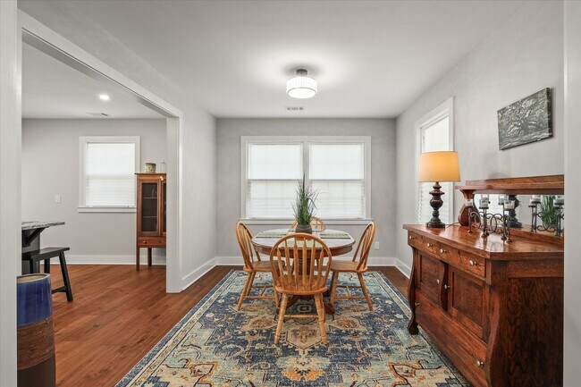 Building Photo - Short Term Only