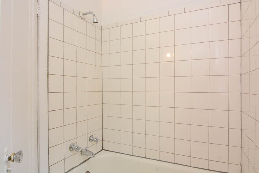 Building Photo - 4842 N Damen Ave