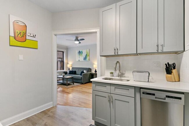 Building Photo - 1 bedroom in Chicago IL 60657