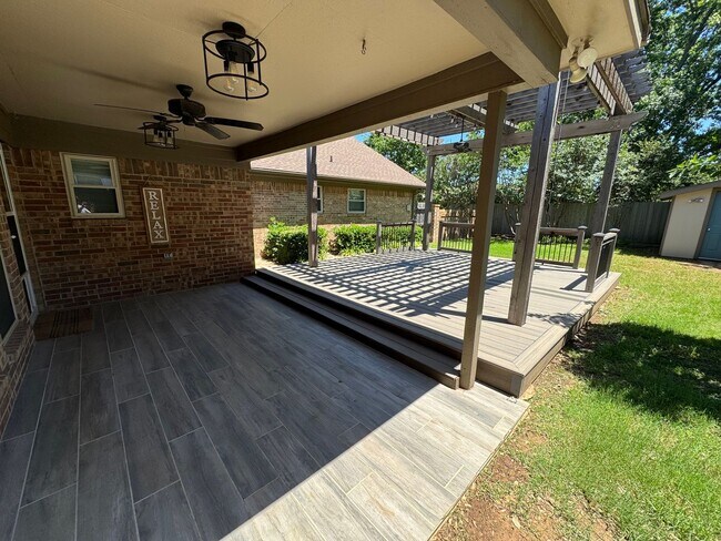 Building Photo - Gorgeous 3/3/2 Home on Spacious Corner Lot...