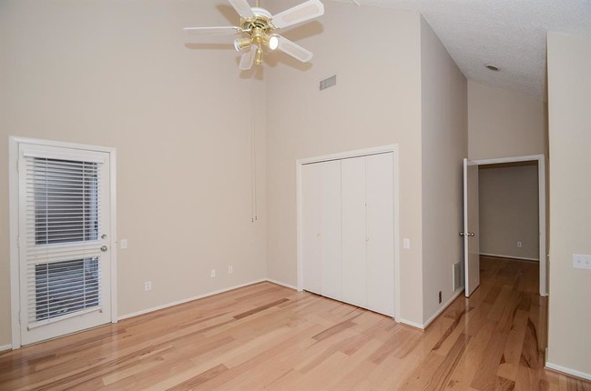 Building Photo - 130 Sugar Berry Cir