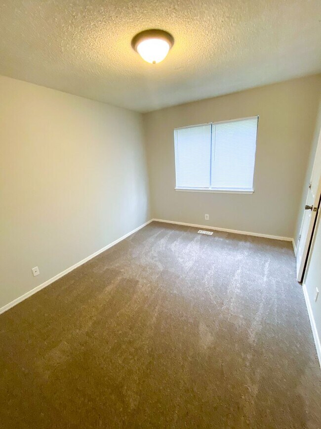 Building Photo - Beautiful 4 Bedroom 2 Bath