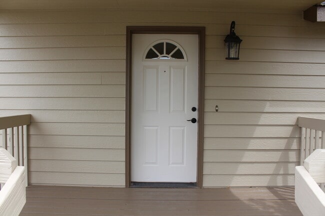 Building Photo - NE 4 Bedroom, 3 Bath, Gas Fireplace/Heat, ...