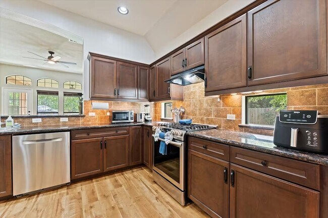 Building Photo - 976 Northampton Dr