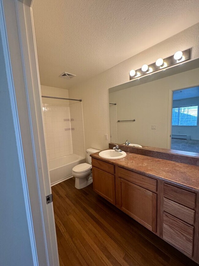 Building Photo - 3BD/2BA New Castle Apartment | 2-Car Garage| 1 Month FREE
