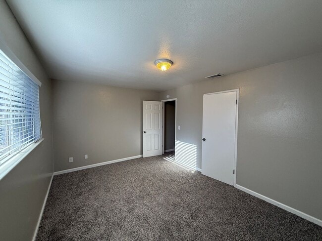 Building Photo - Recently updated single story home in Mode...