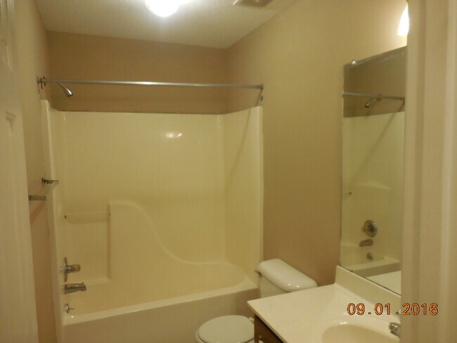 Building Photo - 3 Bedroom 2 Bath Home For Rent in Sango Area!