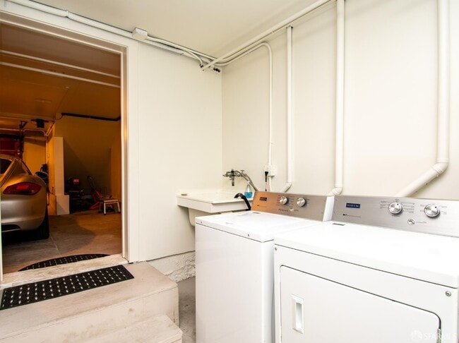 Building Photo - 5 Montague Pl