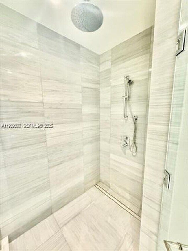 Building Photo - 16901 Collins Ave