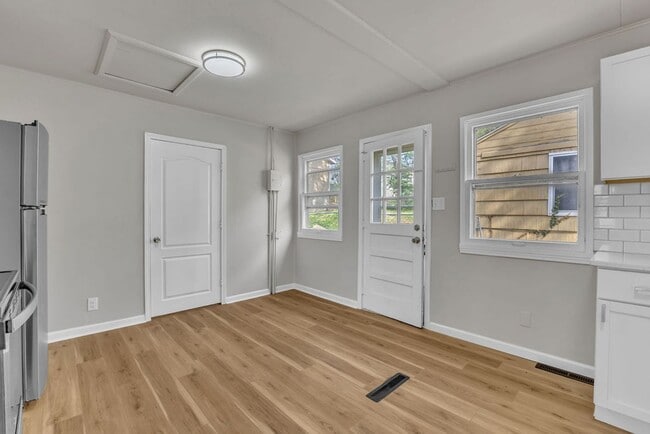 Building Photo - Renovated 4BR Home – Modern Finishes, Off-Street Parking