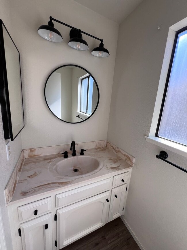 Building Photo - Charming 2-bedroom, 1.5-bathroom