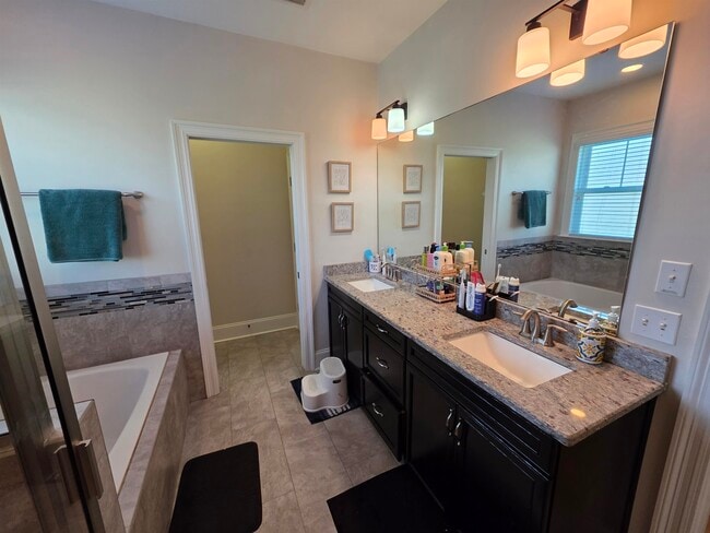 Building Photo - 2521 Lantana Ln