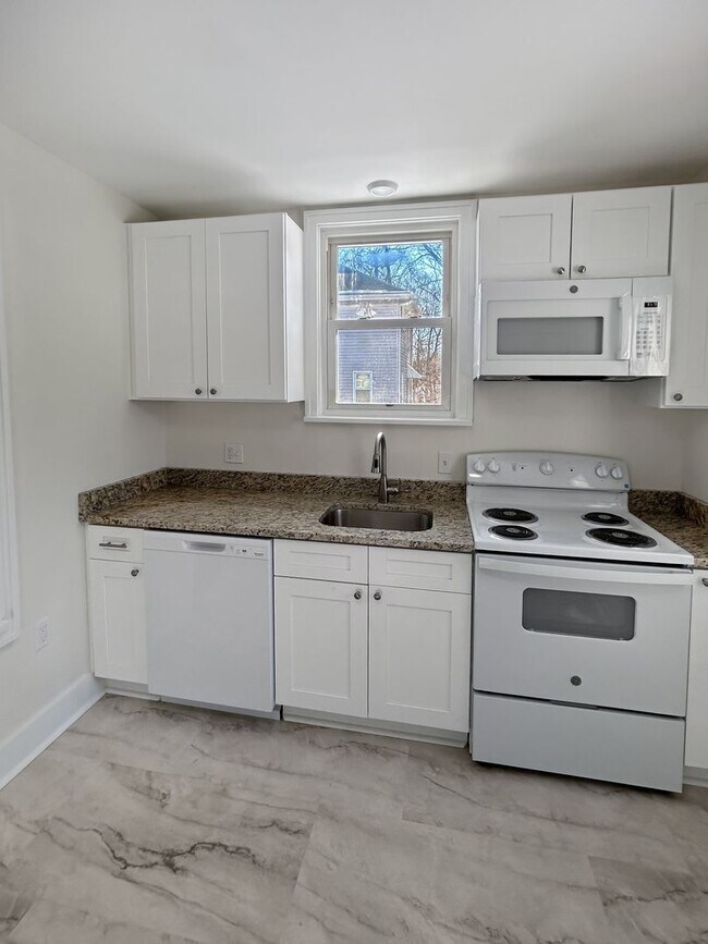 Building Photo - Welcome to this charming 2-bedroom, 1-bathroom home located in the heart of Crescent Township, PA