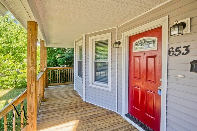 Building Photo - Single Family Home just minutes away from E. Longmeadow!