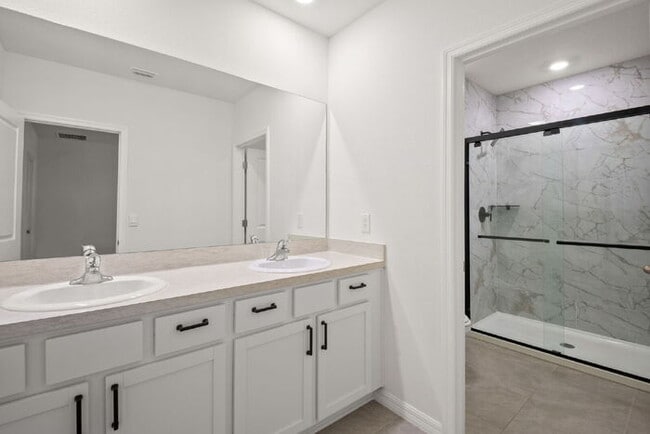 Building Photo - "Spacious 3-Bedroom Townhouse Oasis with 2...