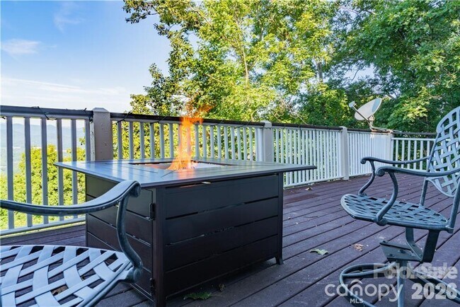 Building Photo - 40 Crestwood Dr