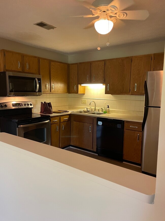 Kitchen - 7230 Creekview Dr