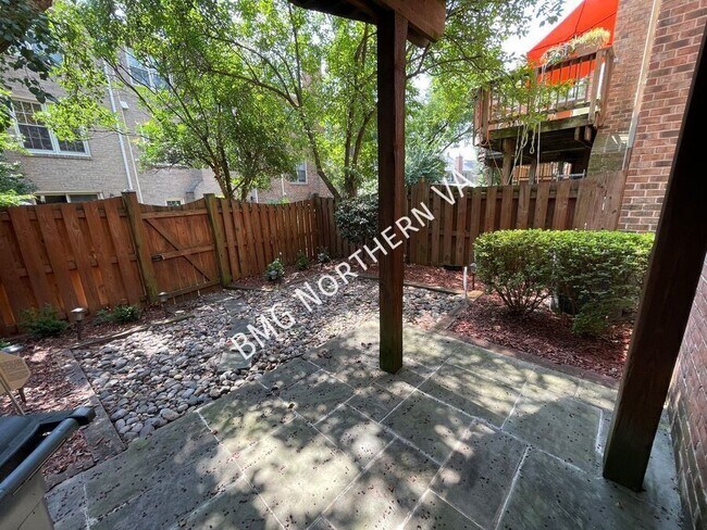 Building Photo - 2105 Kings Garden Way