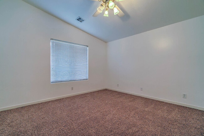 Building Photo - Beautiful Home in Green Valley