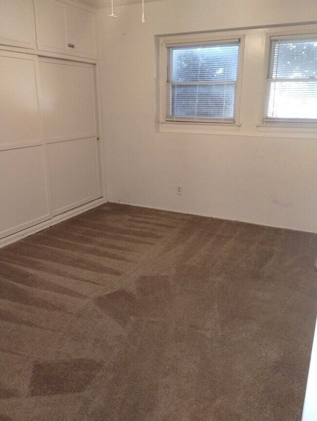 Building Photo - Just reduced. 3 bedroom 1 bath home!